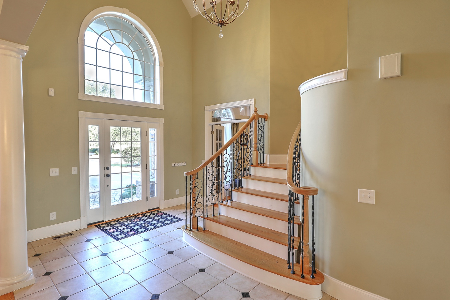 Beautiful home in Charleston, SC presented by Melanie DeHaven, DeHaven Fine Home Specialists.