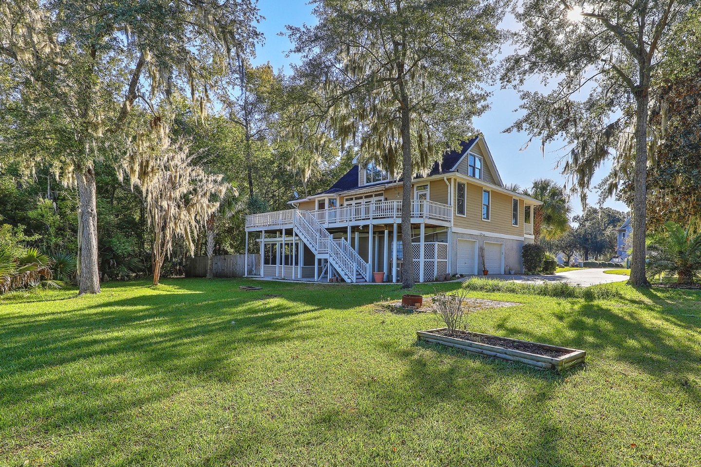 Beautiful home in North Charleston, SC presented by Melanie DeHaven, DeHaven Fine Home Specialists.